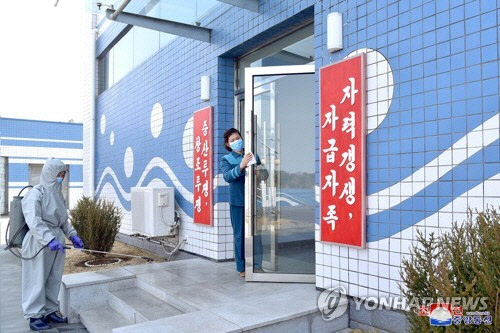 평양 대성산샘물공장 종업원들이 코로나19 방역을 위해 비상방역 사업을 벌이고 있다. 연합뉴스